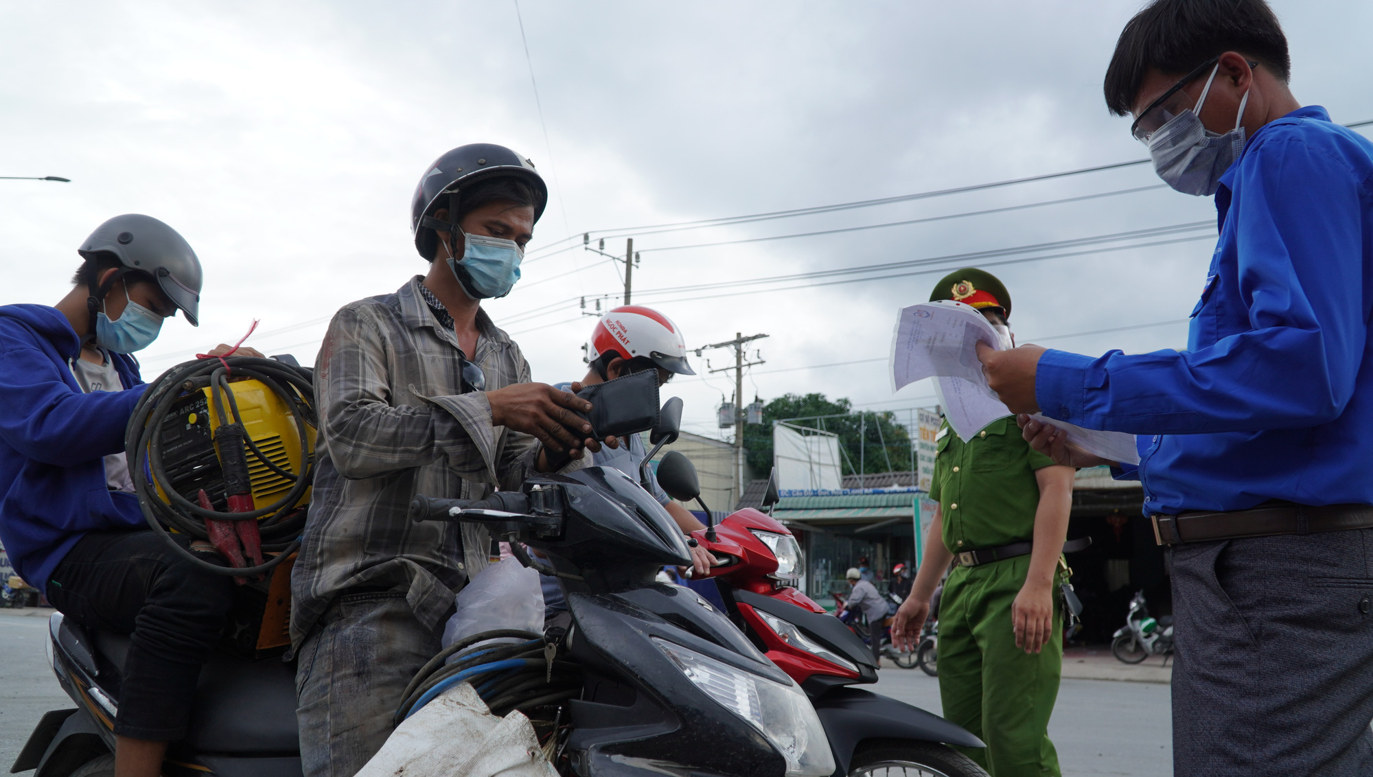 Cửa ngõ Long An kẹt xe kéo dài - Ảnh 3.