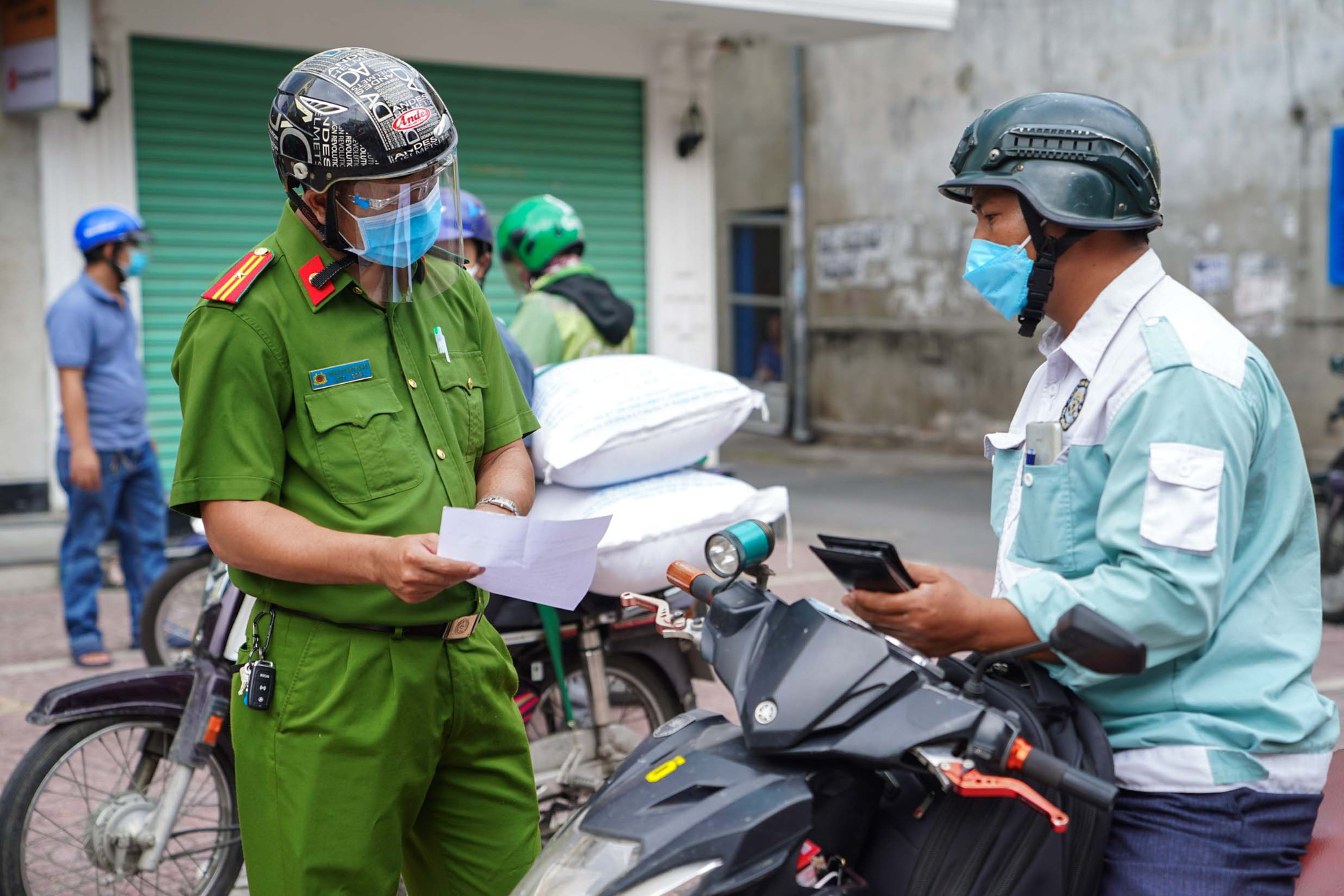 Nhiều người ở TP HCM bị xử phạt vì ra ngoài không có lý do chính đáng - Ảnh 17.