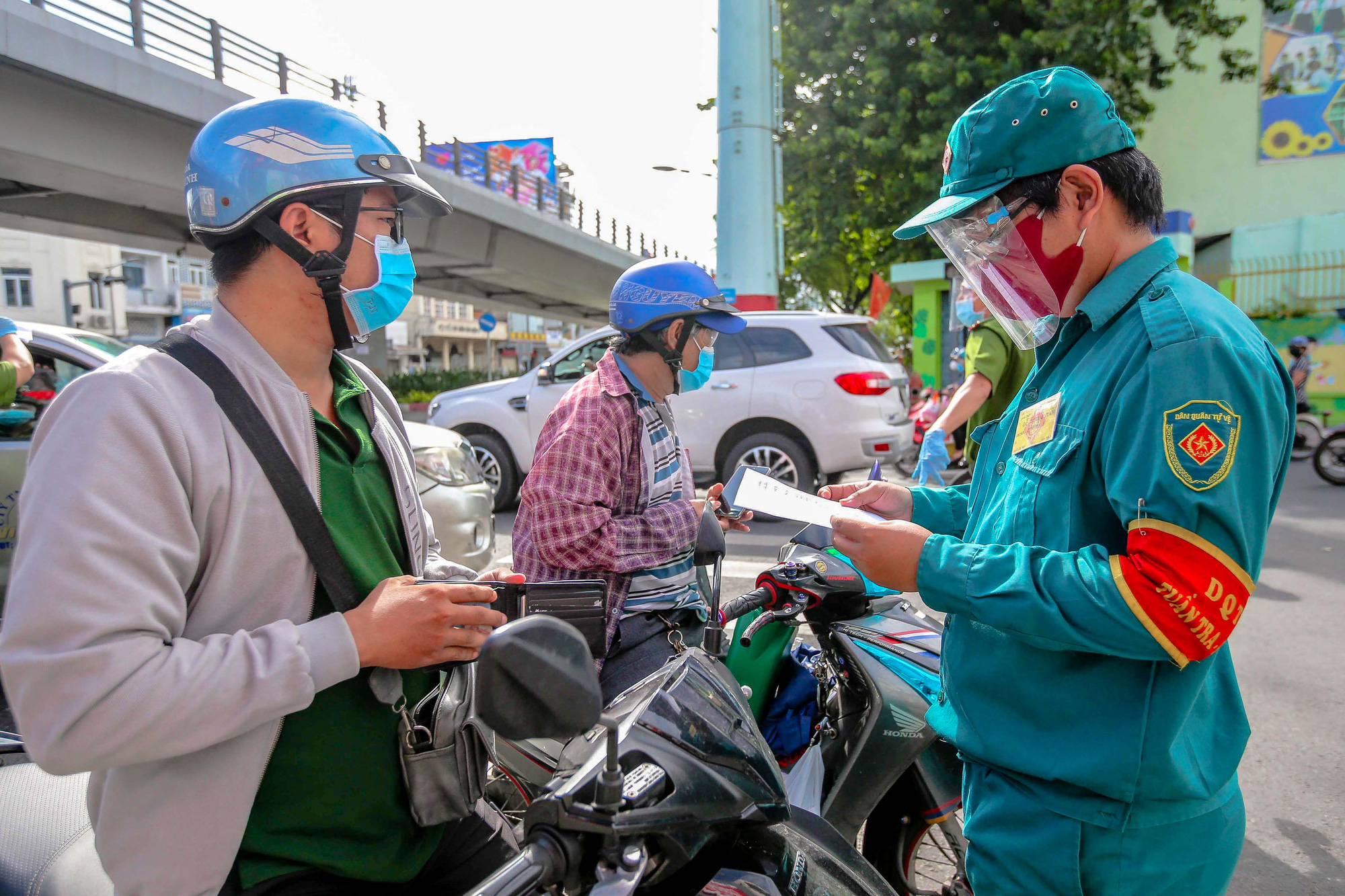 Nhiều người ở TP HCM bị xử phạt vì ra ngoài không có lý do chính đáng - Ảnh 22.