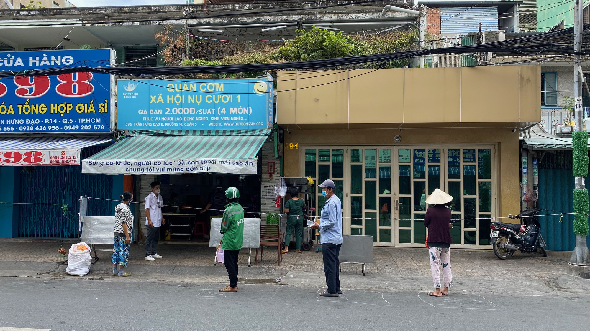 Đặc tả quán cơm Xã Hội Nụ Cười 1 trên đường Trần Hưng Đạo, quận 5 ngày đầu giãn cách - Ảnh 3.
