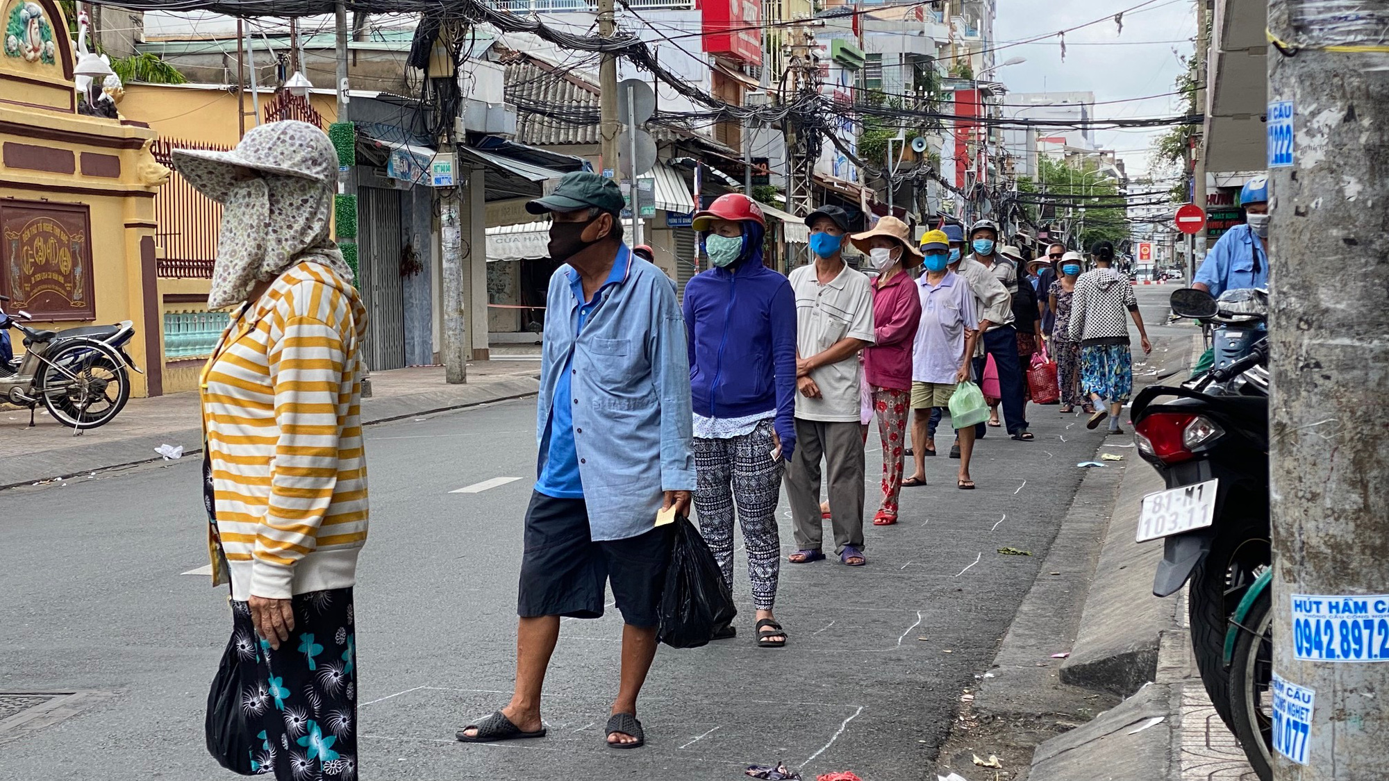 Đặc tả quán cơm Xã Hội Nụ Cười 1 trên đường Trần Hưng Đạo, quận 5 ngày đầu giãn cách - Ảnh 2.