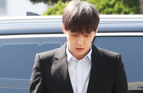 “Hoàng tử gác mái” Park Yoo Chun bị quản lý lật mặt, dọa bóc phốt - Ảnh 3.