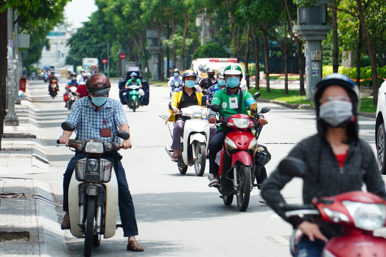 TP HCM: Người dân ra đường đông đúc trong thời gian giãn cách - Ảnh 4.