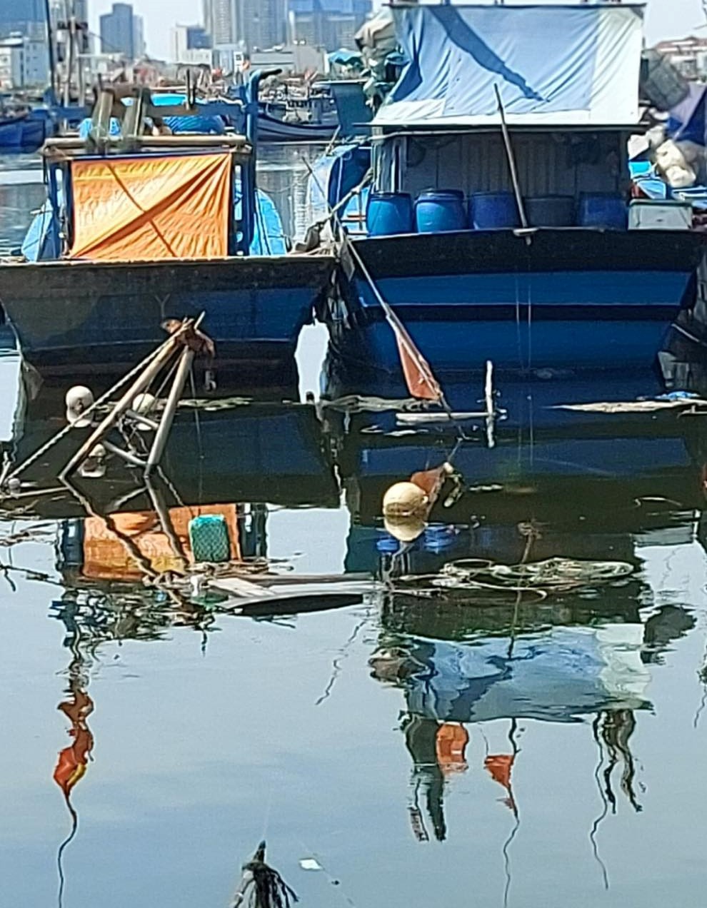 Ngư dân bất lực nhìn tàu chìm vì không thể ra vào âu thuyền Thọ Quang - Ảnh 1.