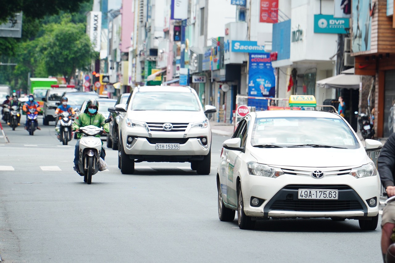 TP HCM: Người dân ra đường đông đúc trong thời gian giãn cách - Ảnh 1.