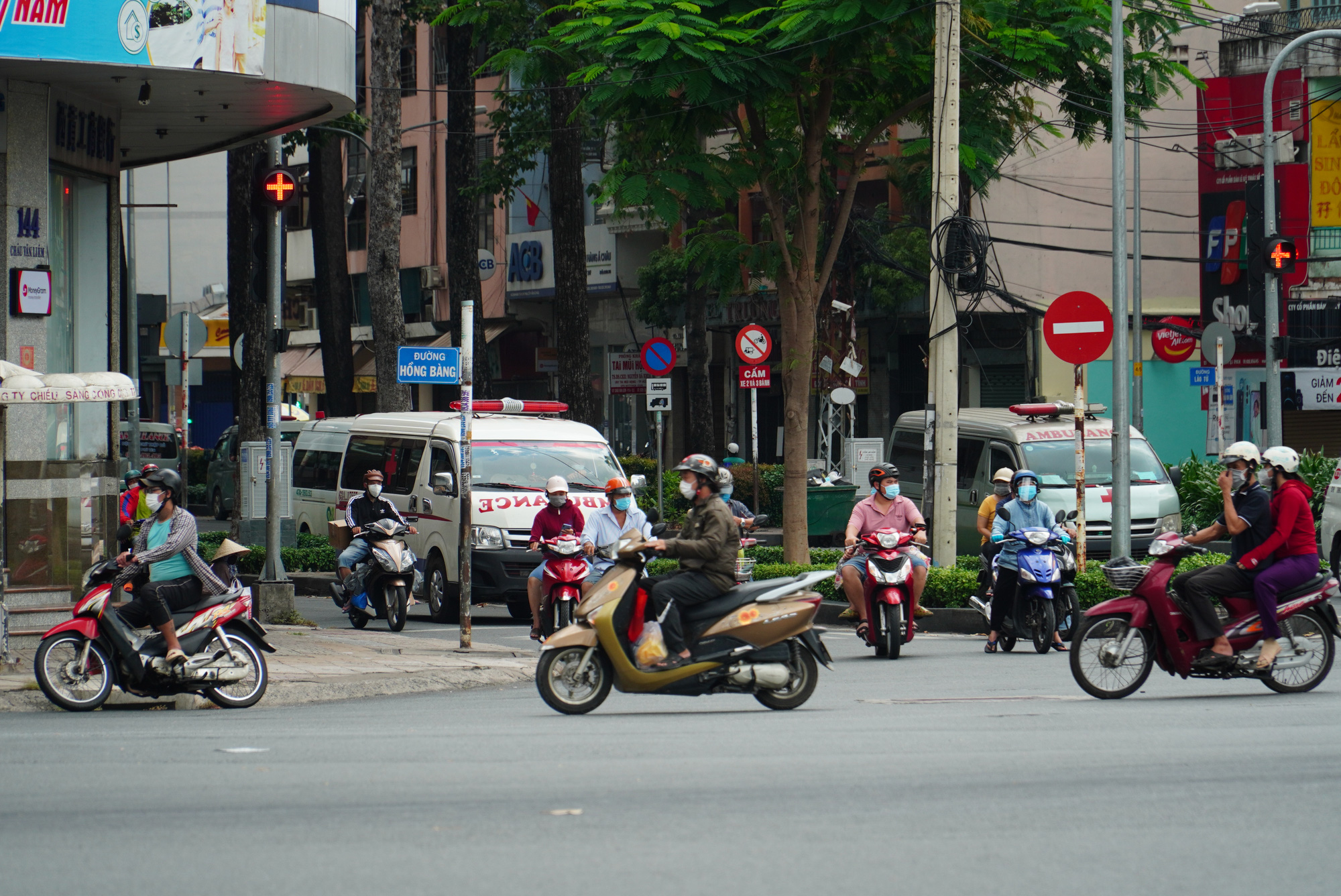 TP HCM: Người dân ra đường đông đúc trong thời gian giãn cách - Ảnh 10.