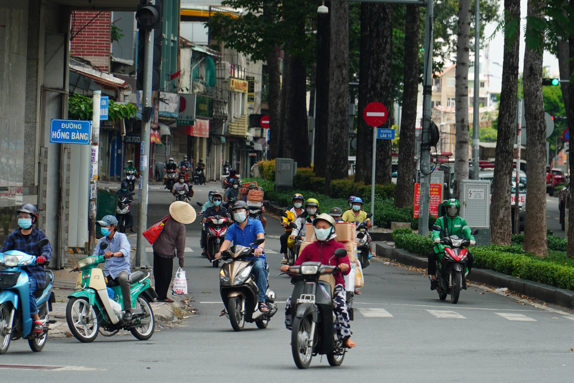 TP HCM: Người dân ra đường đông đúc trong thời gian giãn cách - Ảnh 9.