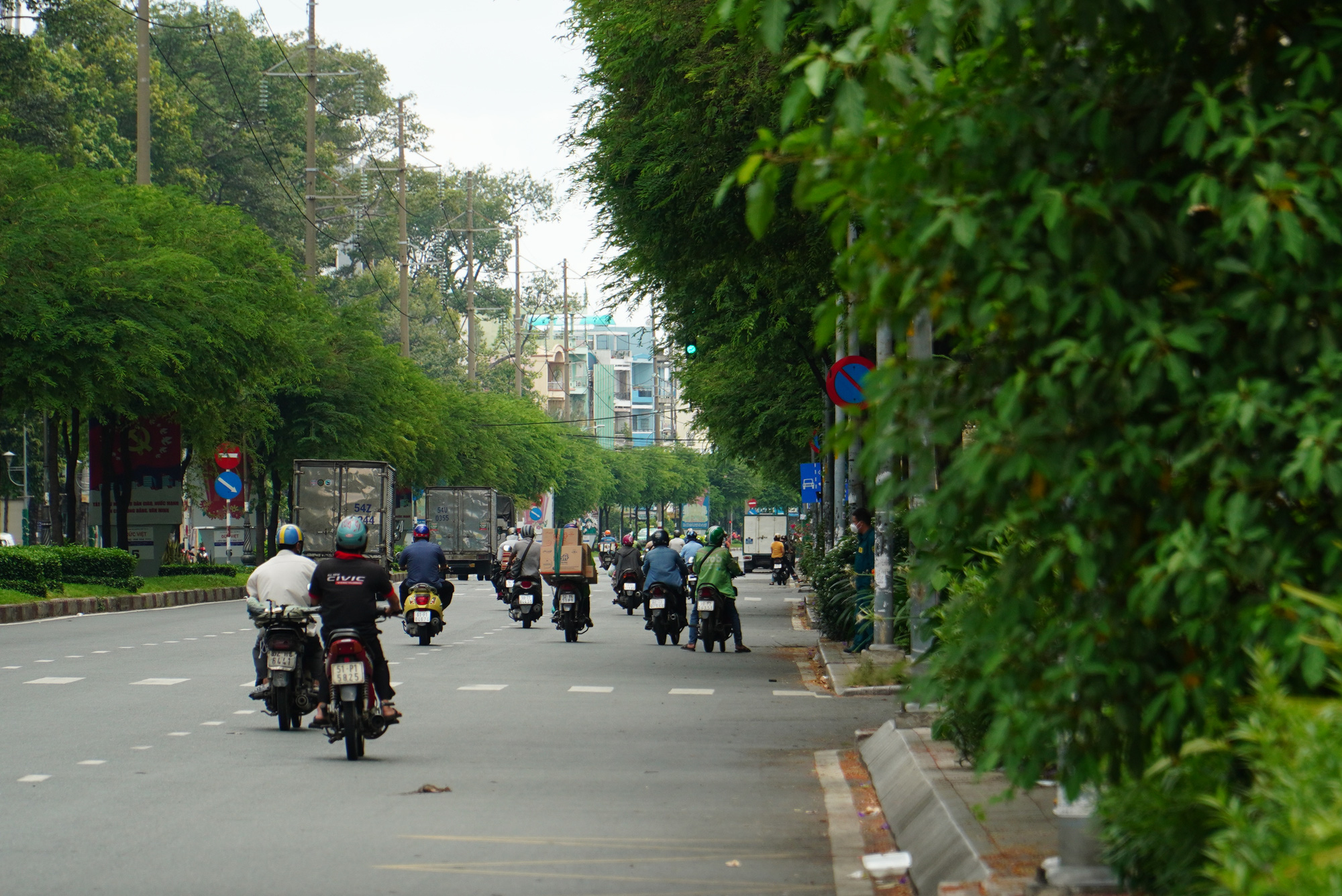 TP HCM: Người dân ra đường đông đúc trong thời gian giãn cách - Ảnh 8.