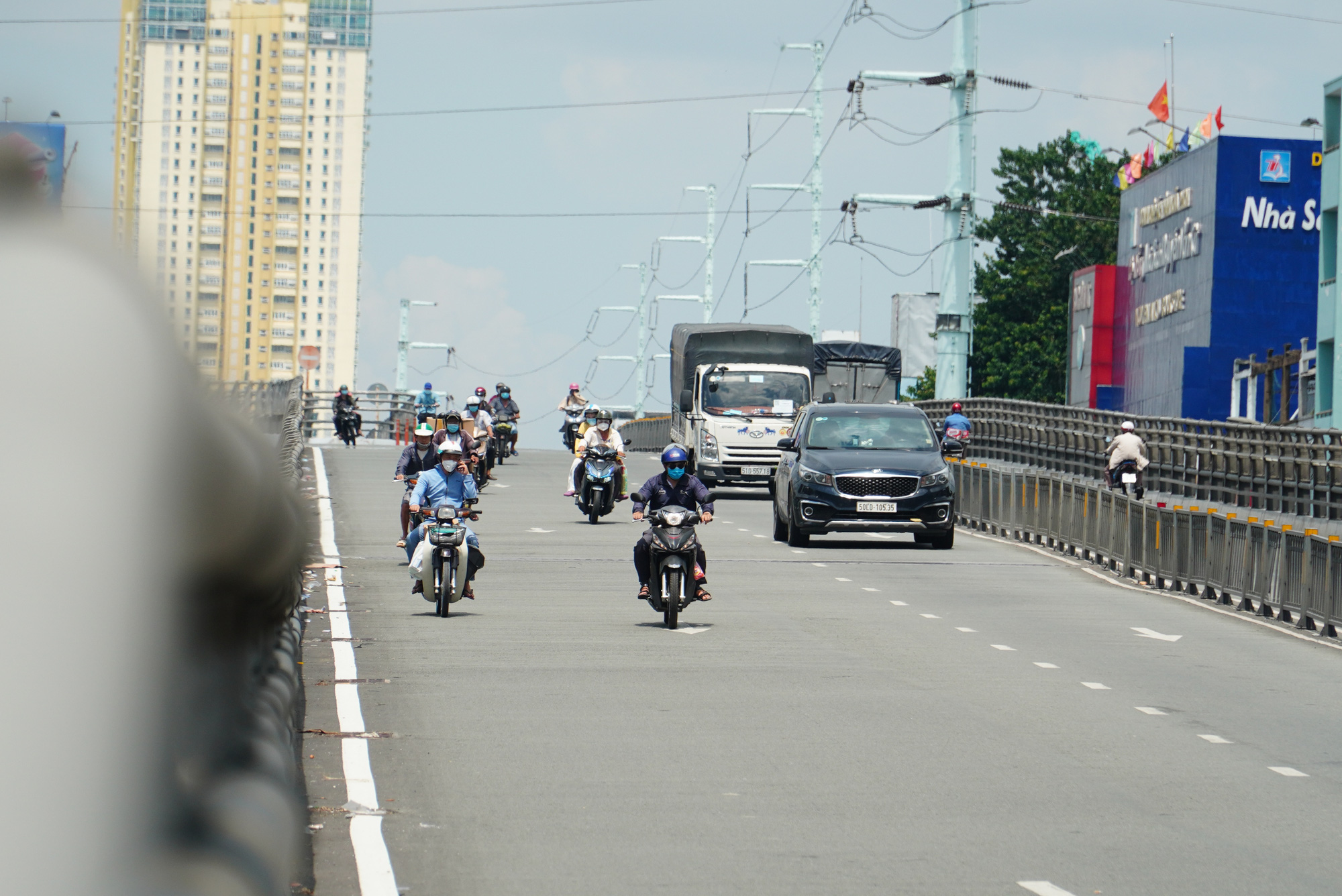 TP HCM: Người dân ra đường đông đúc trong thời gian giãn cách - Ảnh 11.