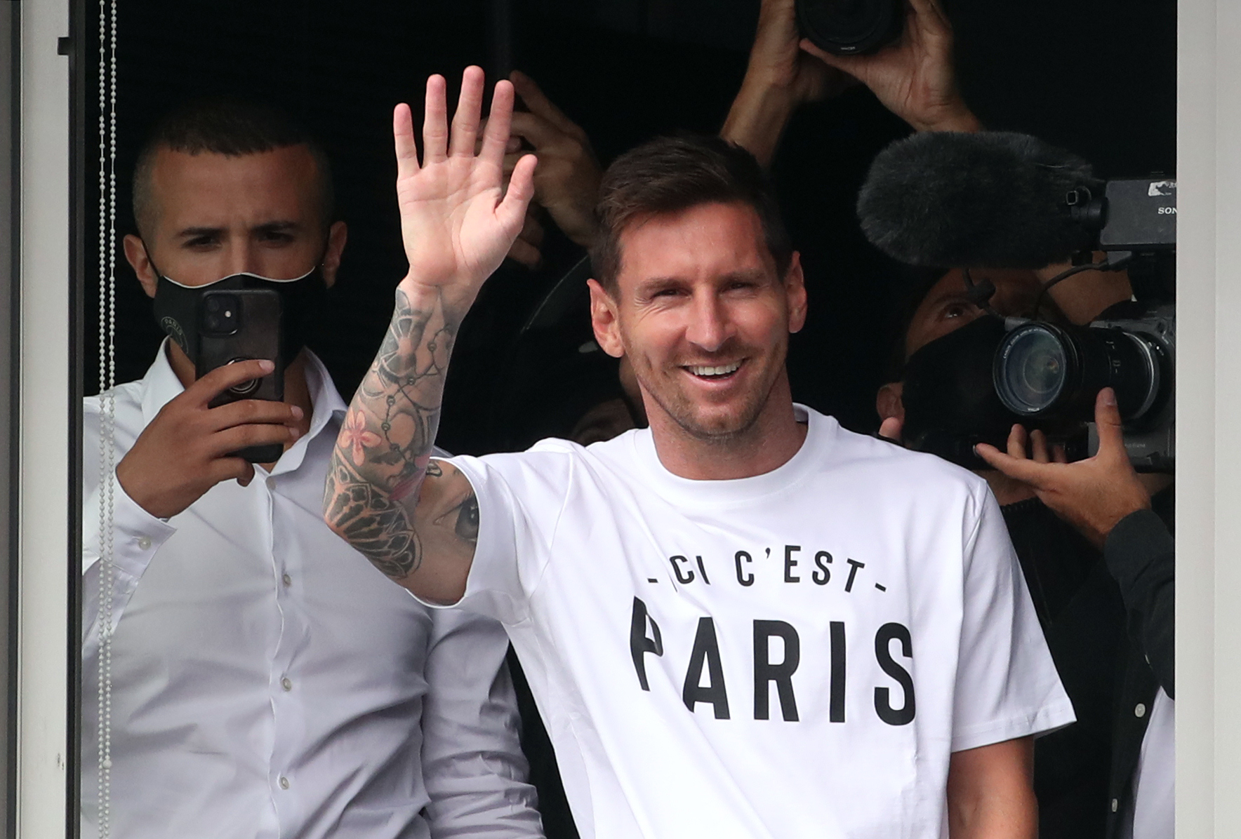 Lionel Messi đã sang Pháp, chờ ký hợp đồng siêu khủng với PSG - Ảnh 10.