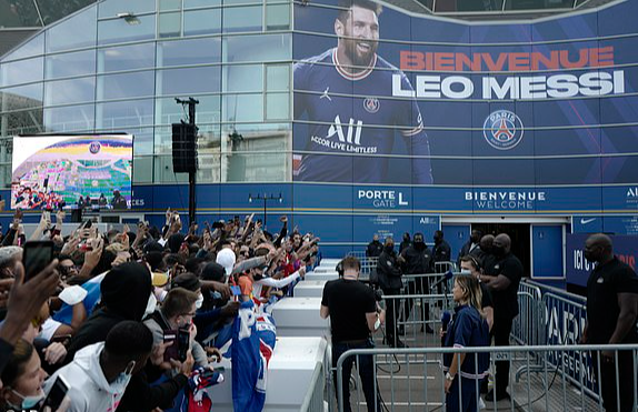 Lionel Messi ra mắt chính thức, chọn áo đấu 30 tại PSG - Ảnh 6.