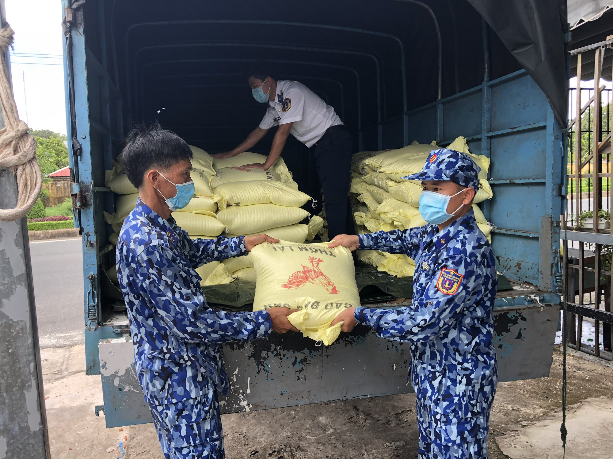 Cảnh sát biển và biên phòng ở Kiên Giang giúp dân nghèo ổn định cuộc sống - Ảnh 1.