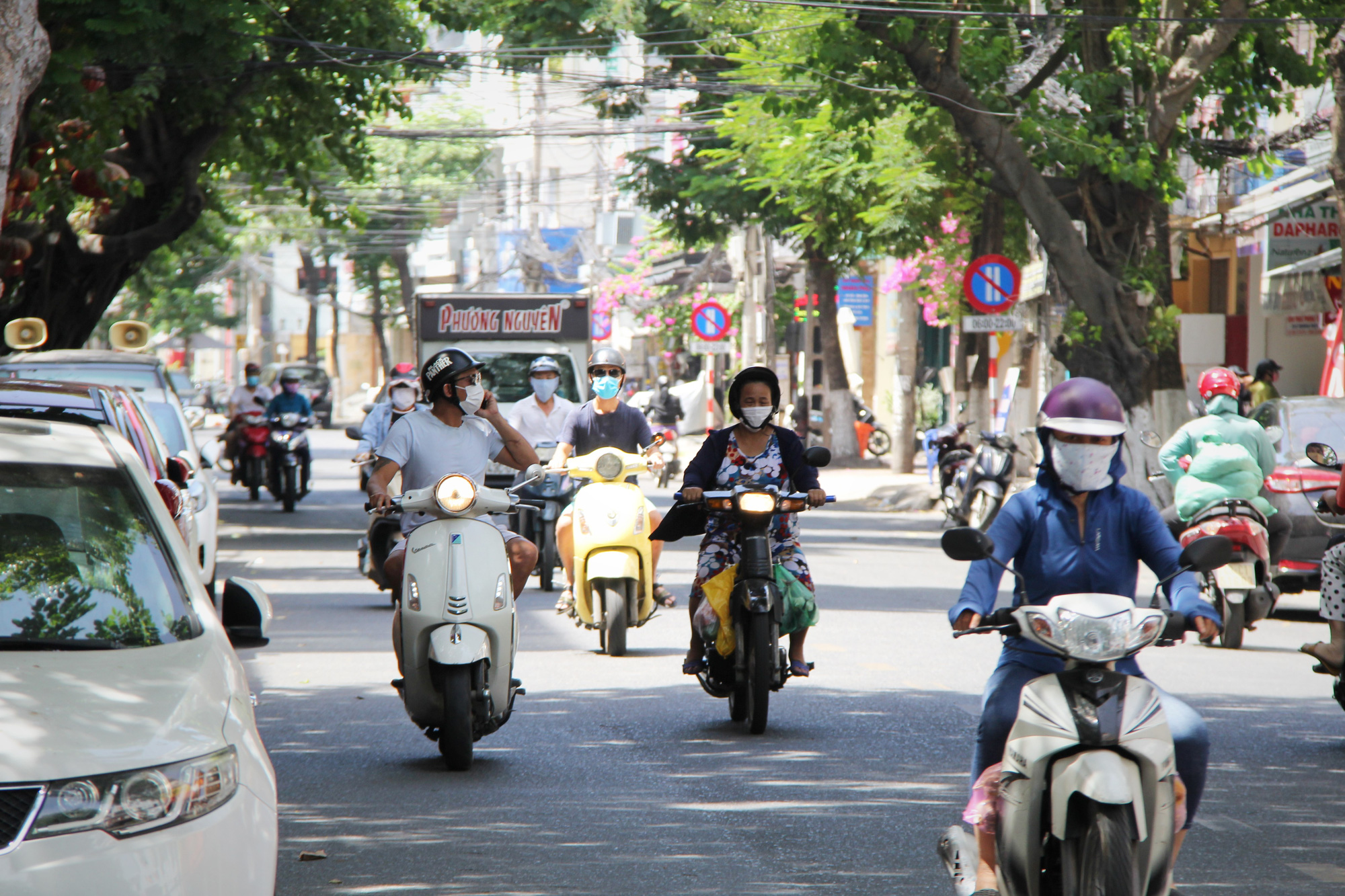 Đà Nẵng: Người dân đổ xô tích trữ thực phẩm trước thông tin cả TP “ ở yên tại chỗ” 7 ngày - Ảnh 2.