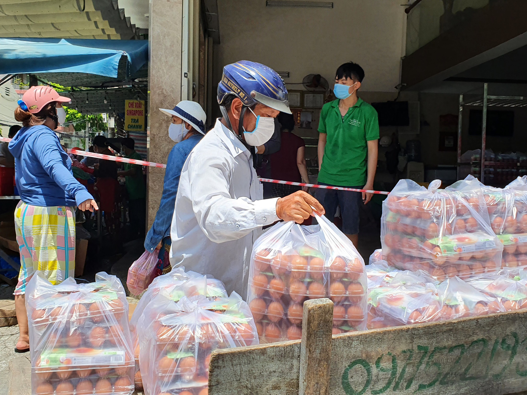 Đà Nẵng: Người dân đổ xô tích trữ thực phẩm trước thông tin cả TP “ ở yên tại chỗ” 7 ngày - Ảnh 4.