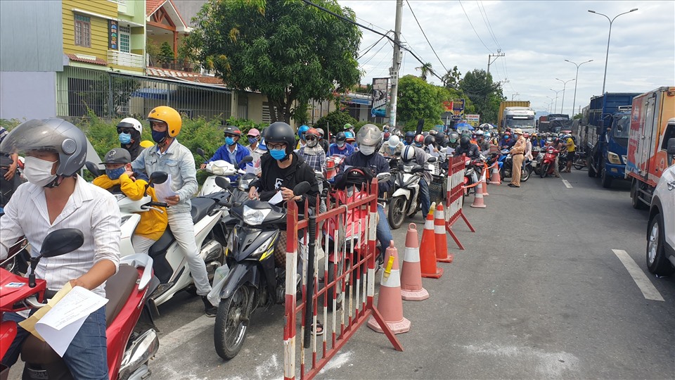 Quảng Nam đón người dân ở Đà Nẵng về quê bằng ôtô, dẫn đoàn đi xe máy - Báo  Người lao động