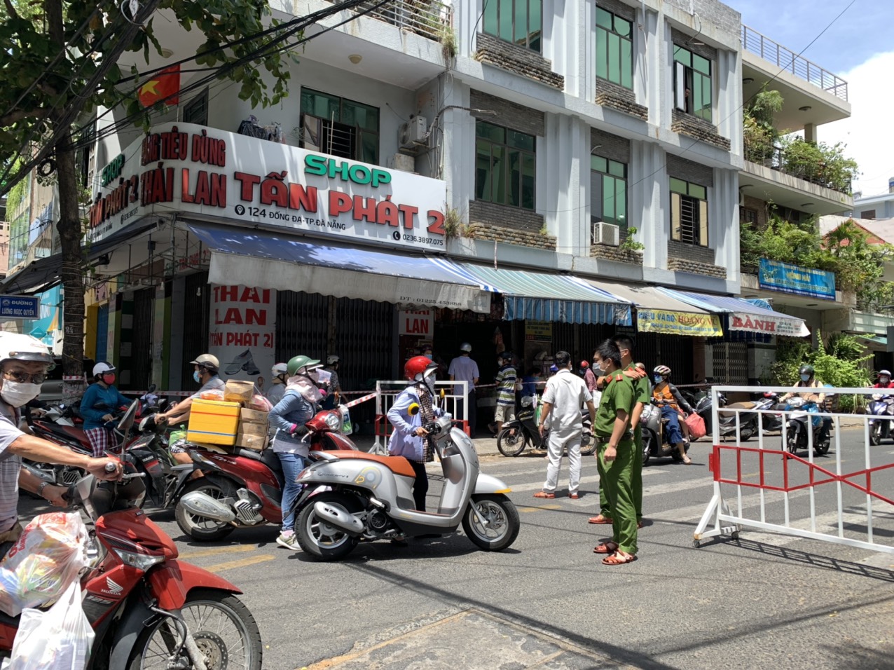 Đà Nẵng: Người dân đổ xô tích trữ thực phẩm trước thông tin cả TP “ ở yên tại chỗ” 7 ngày - Ảnh 13.