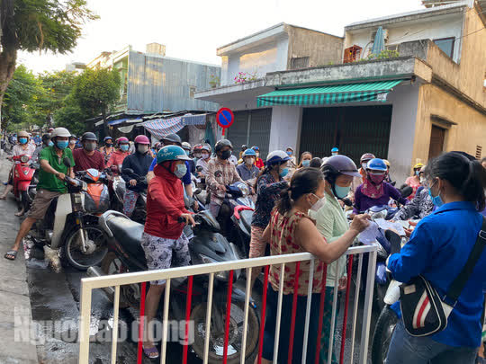 Đà Nẵng: Người dân lại đổ xô đến chợ mua đồ tích trữ - Ảnh 2.