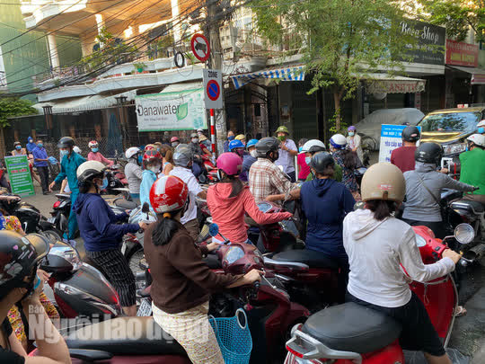 Đà Nẵng: Người dân lại đổ xô đến chợ mua đồ tích trữ - Ảnh 7.
