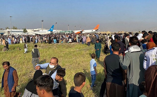 Afghanistan: Sân bay Kabul hỗn loạn, người dân đu máy bay quân sự Mỹ? - Ảnh 2.