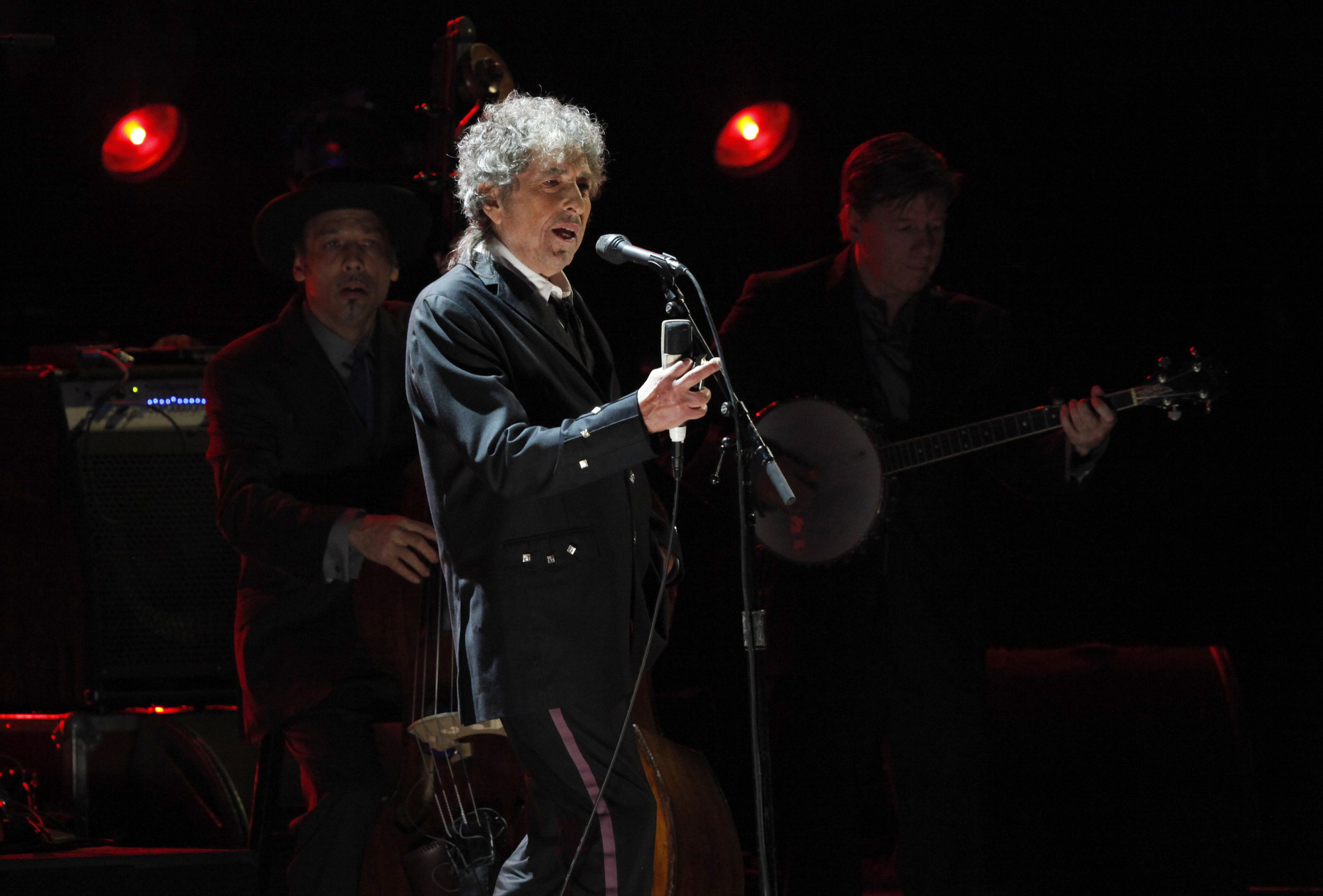 Danh ca Bob Dylan bị tố lạm dụng tình dục bé gái 12 tuổi