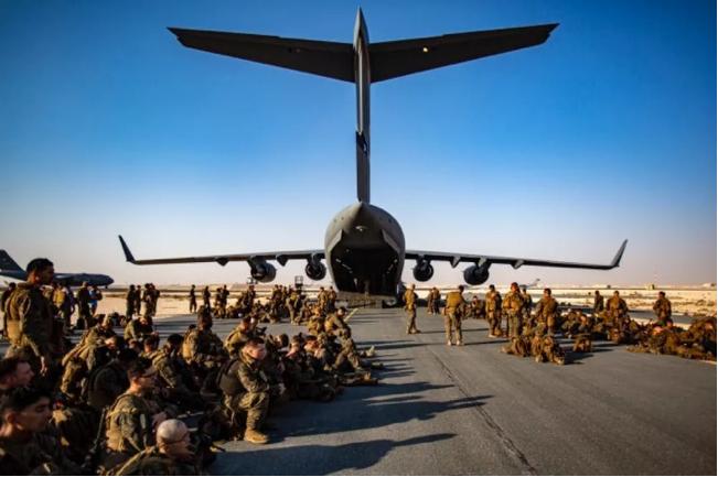 Mỹ công bố những bức ảnh đầu tiên về cuộc sơ tán khỏi Afghanistan - Ảnh 1.