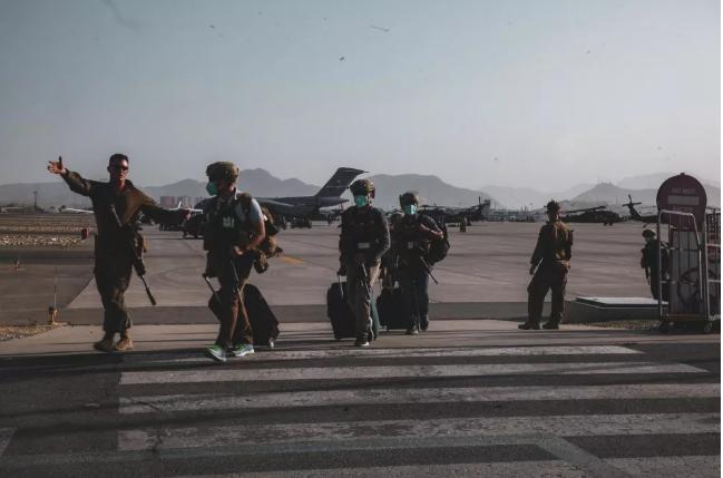 Mỹ công bố những bức ảnh đầu tiên về cuộc sơ tán khỏi Afghanistan - Ảnh 4.
