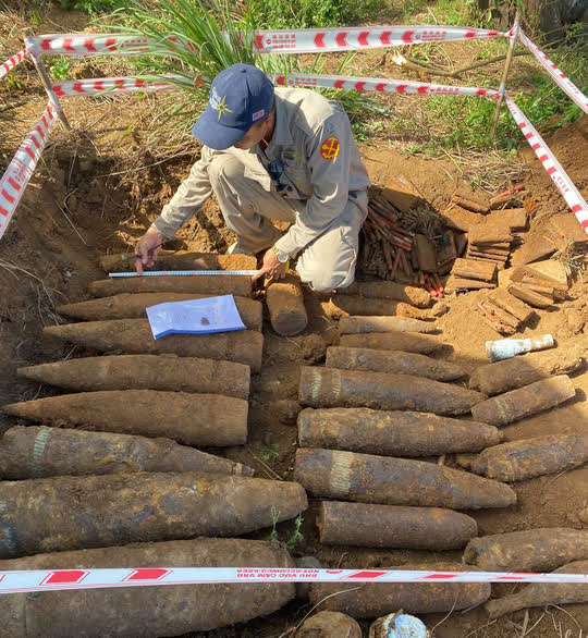 Phát hiện cả hầm đạn pháo, ngòi nổ ở đất thép Vĩnh Linh - Ảnh 1.