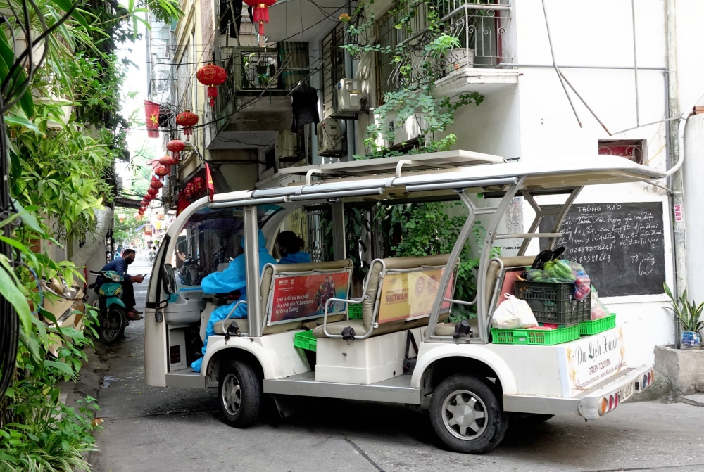 Xe điện chở lương thực vào tận ngõ hỗ trợ người dân bị phong toả - Ảnh 10.