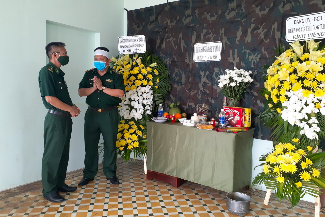 Sĩ quan biên phòng lập bàn thờ bái vọng mẹ qua đời ở bệnh viện dã ...