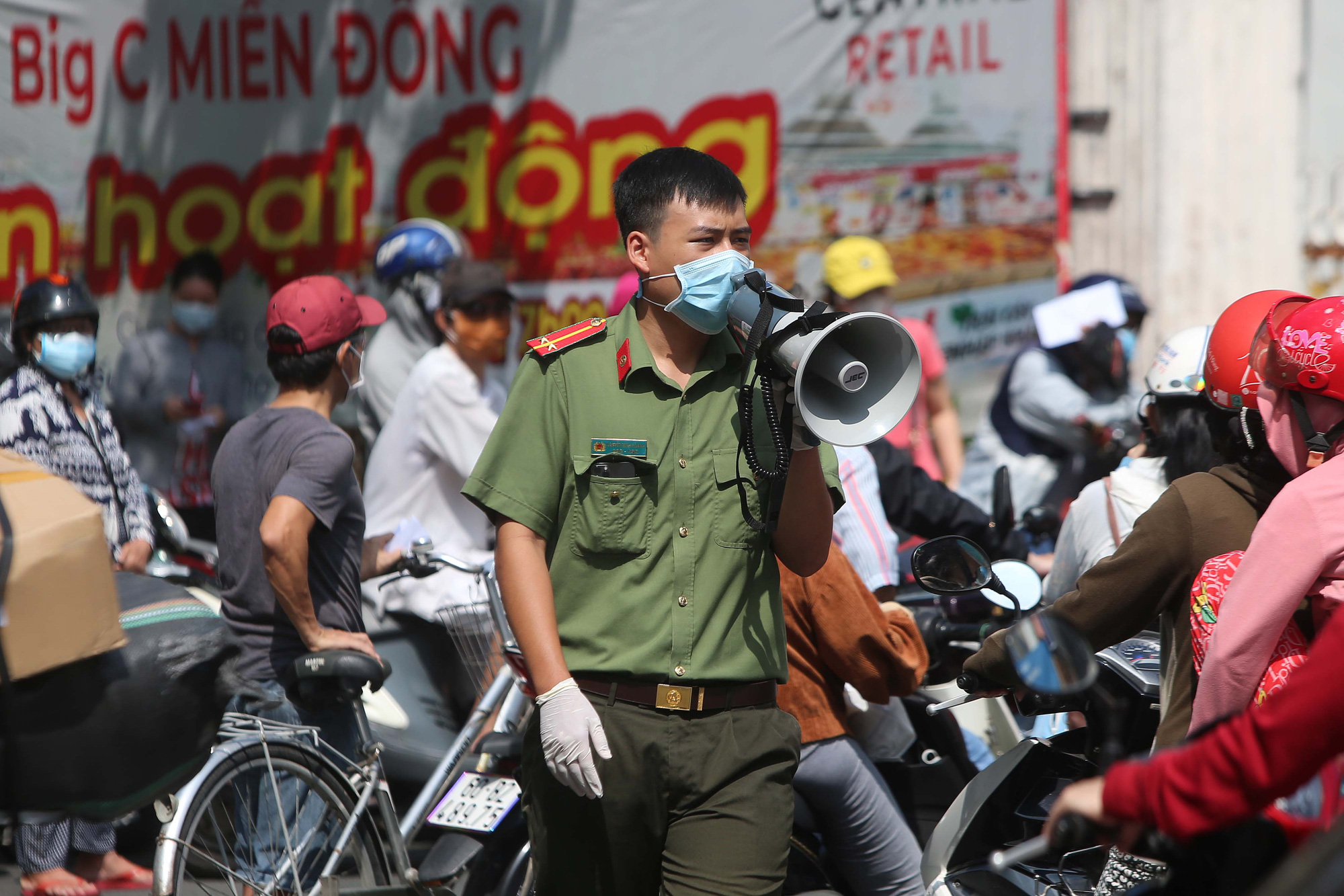 Siêu thị, cửa hàng tiện lợi, nhà thuốc ở TP HCM đông nghịt người từ sáng đến trưa 21-8 - Ảnh 6.