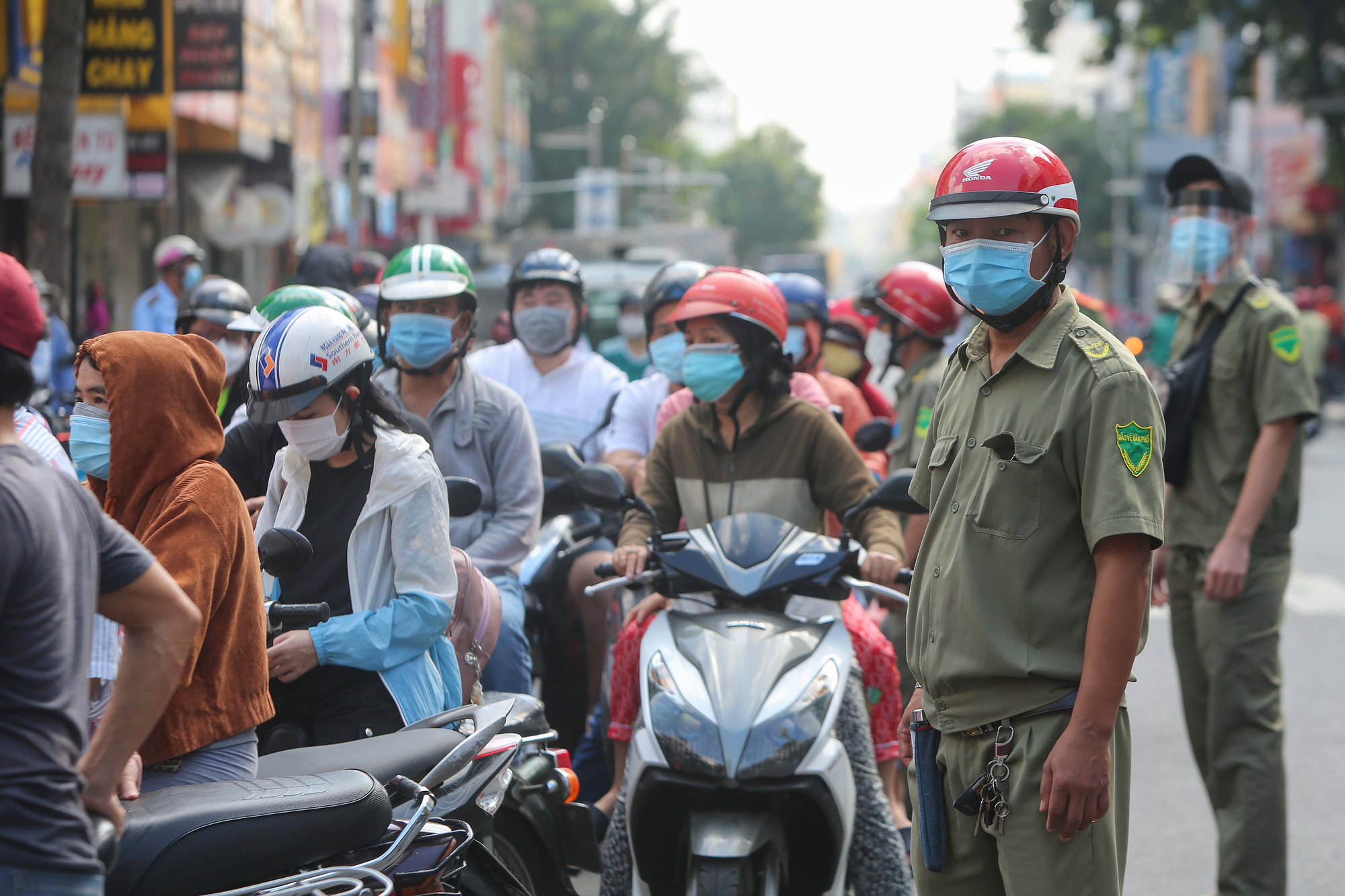 Siêu thị, cửa hàng tiện lợi, nhà thuốc ở TP HCM đông nghịt người từ sáng đến trưa 21-8 - Ảnh 5.