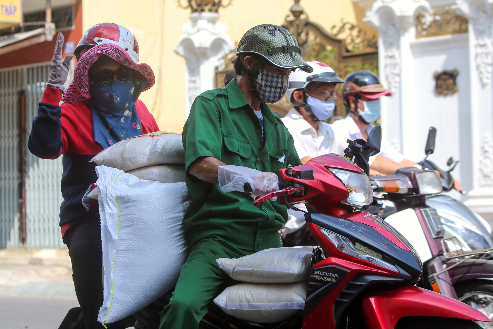 Siêu thị, cửa hàng tiện lợi, nhà thuốc ở TP HCM đông nghịt người từ sáng đến trưa 21-8 - Ảnh 11.