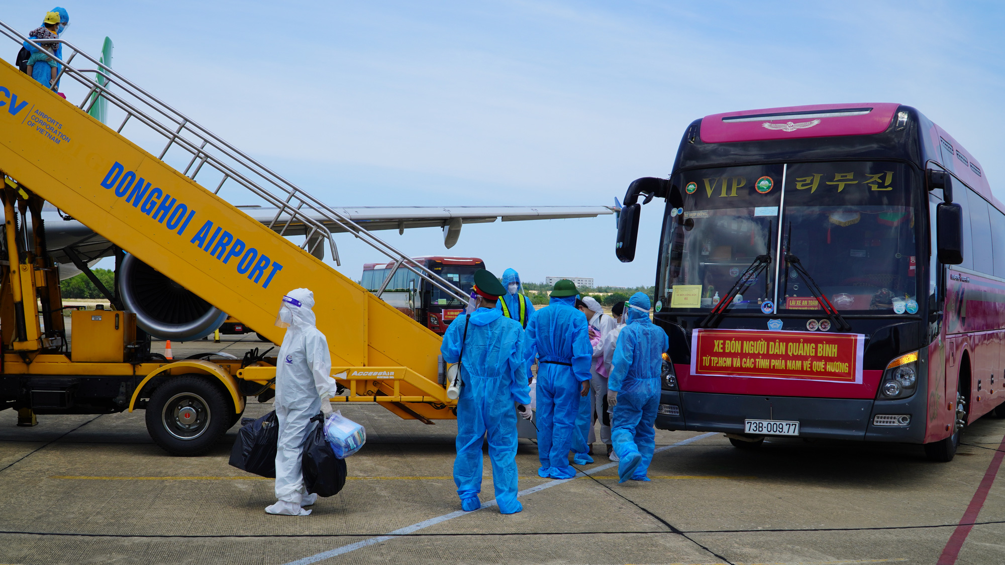 Hai chuyến bay chở gần 400 bà bầu, trẻ em từ TP HCM về đến Quảng Bình - Ảnh 7.