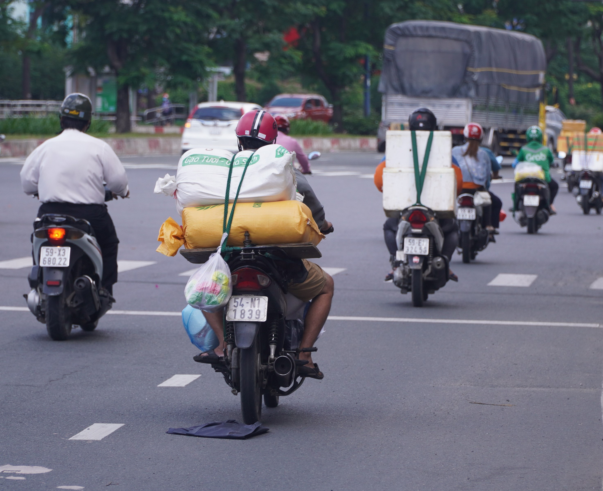 Đường phố TP HCM đông đúc trước giờ G siết chặt giãn cách - Ảnh 5.