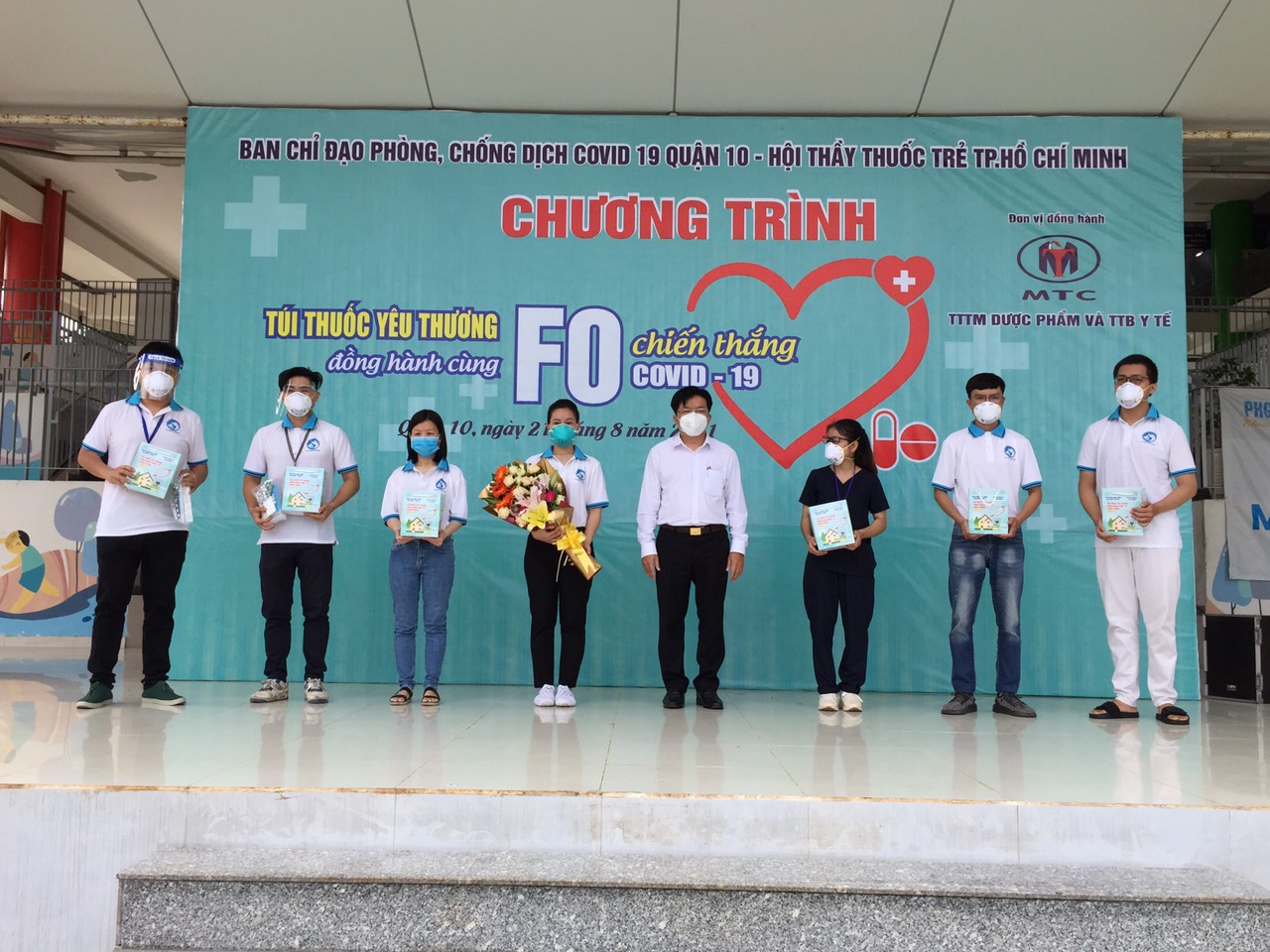 MTC trao tặng 3.000 “Túi thuốc yêu thương” cho F0 điều trị tại nhà