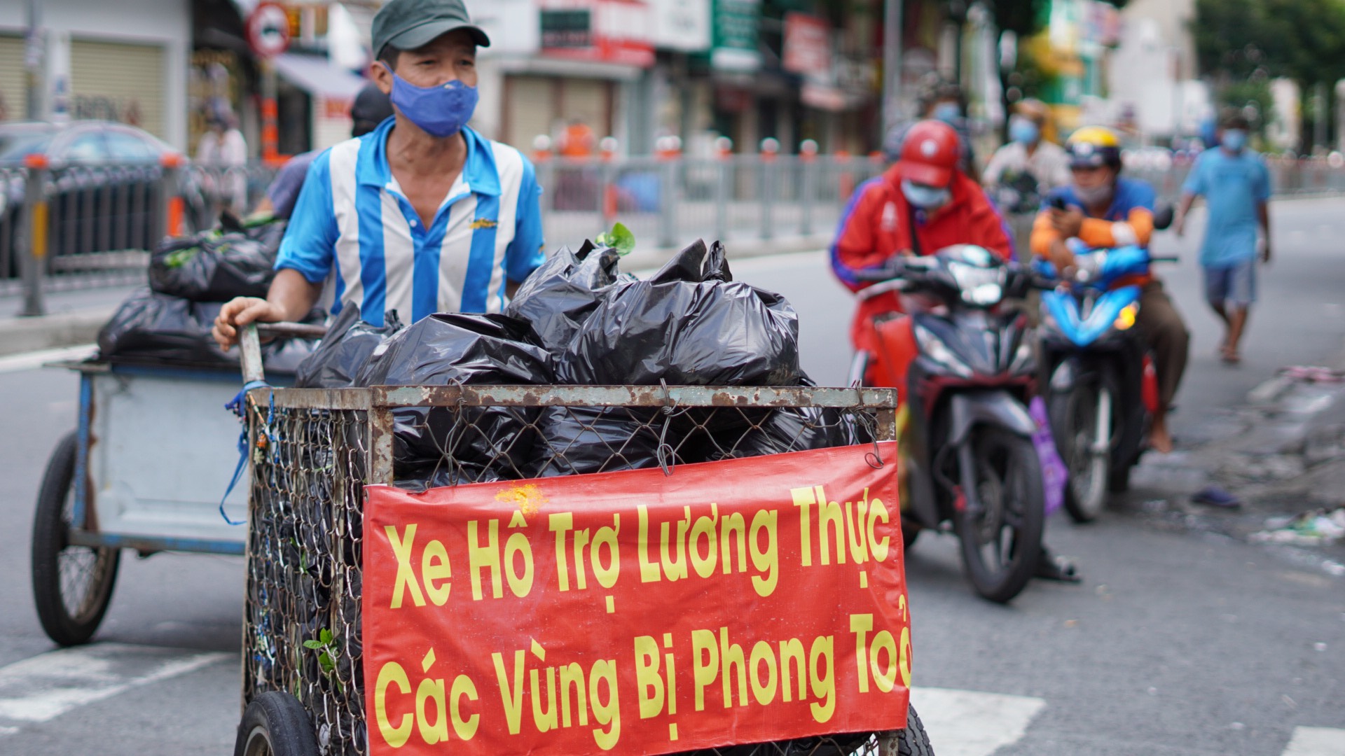 Đường phố TP HCM đông đúc trước giờ G siết chặt giãn cách - Ảnh 9.