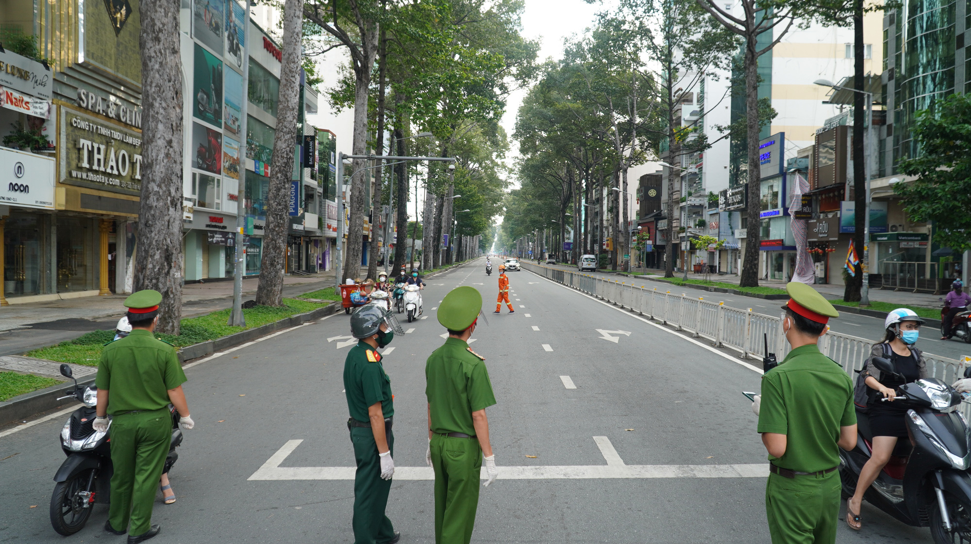 Khám phá thế giới Đêm Sài Gòn đầy màu sắc và sôi động chỉ bằng một bước chân. Kiểm soát đường phố với các địa điểm trải nghiệm mới nhất như phố đi bộ Nguyễn Huệ hay phố đi bộ Bùi Viện sẽ khiến bạn thích thú và ấn tượng.
