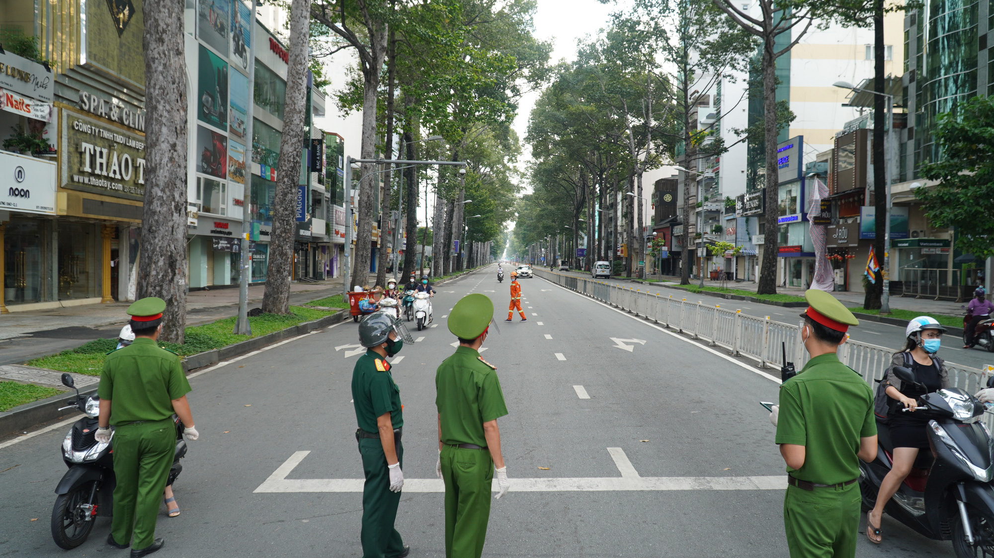 Đường phố TP HCM: TP Hồ Chí Minh là một trong những thành phố lớn và đông đúc nhất Việt Nam với những địa điểm du lịch phổ biến với đa dạng phong cách kiến trúc, ẩm thực và văn hóa đặc sắc. Hãy tham gia cuộc sống của người dân tại đường phố TP HCM, khám phá các chợ địa phương, hãy trải nghiệm sự sống động của thành phố này.