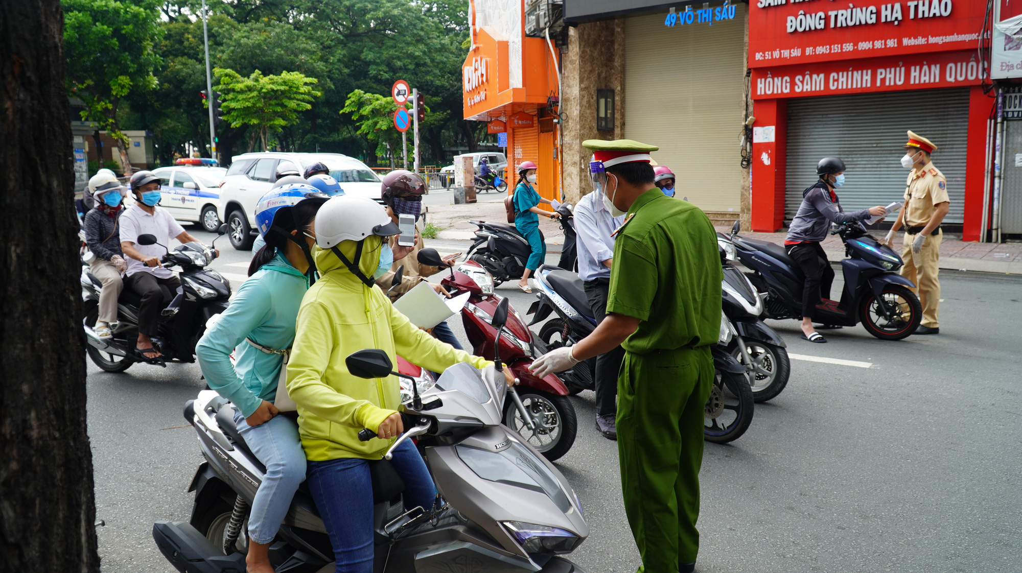 Cận cảnh đường phố TP HCM sáng nay 23-8: Kiểm soát chặt chẽ - Ảnh 4.