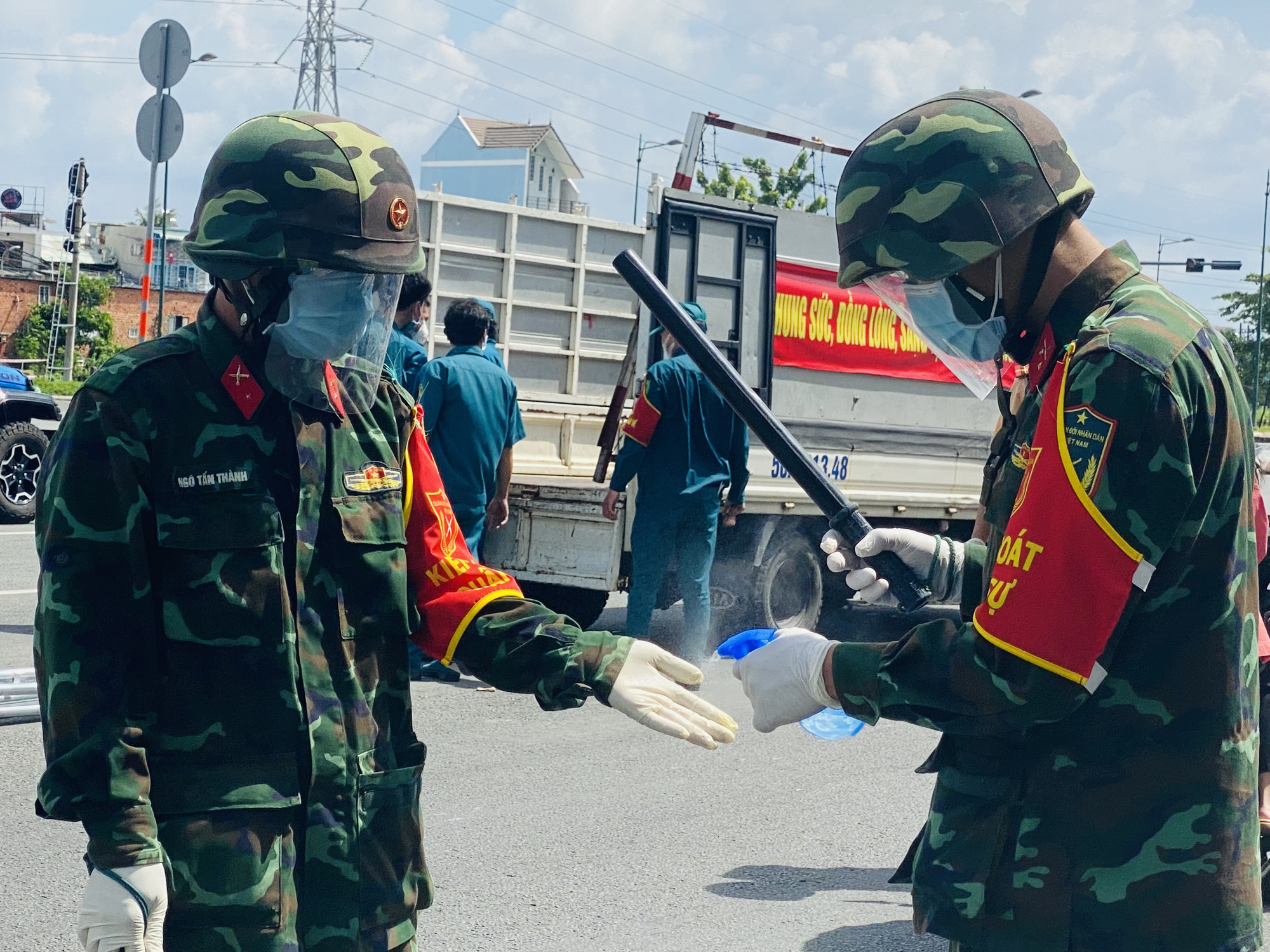 Tp Hcm: Bộ Đội Tỏa Về Các Chốt Kiểm Soát, Cùng Công An Đến Từng Khu Vực Hỗ  Trợ Người Dân - Báo Người Lao Động