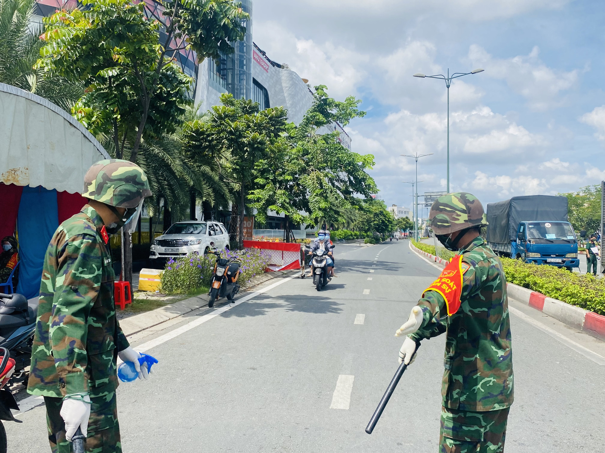 Tp Hcm: Bộ Đội Tỏa Về Các Chốt Kiểm Soát, Cùng Công An Đến Từng Khu Vực Hỗ  Trợ Người Dân - Báo Người Lao Động