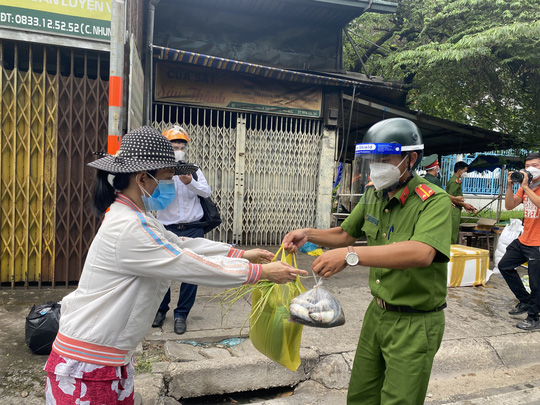 TP HCM: Bộ đội tỏa về các chốt kiểm soát, cùng công an đến từng khu vực hỗ trợ người dân - Ảnh 23.