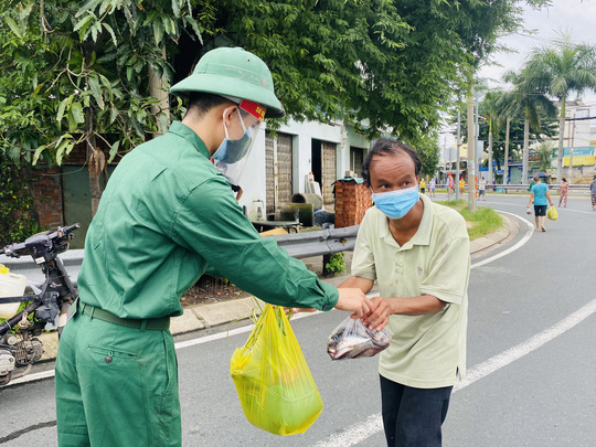 TP HCM: Bộ đội tỏa về các chốt kiểm soát, cùng công an đến từng khu vực hỗ trợ người dân - Ảnh 24.