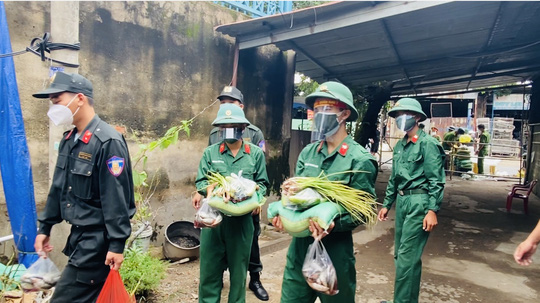 TP HCM: Bộ đội tỏa về các chốt kiểm soát, cùng công an đến từng khu vực hỗ trợ người dân - Ảnh 17.