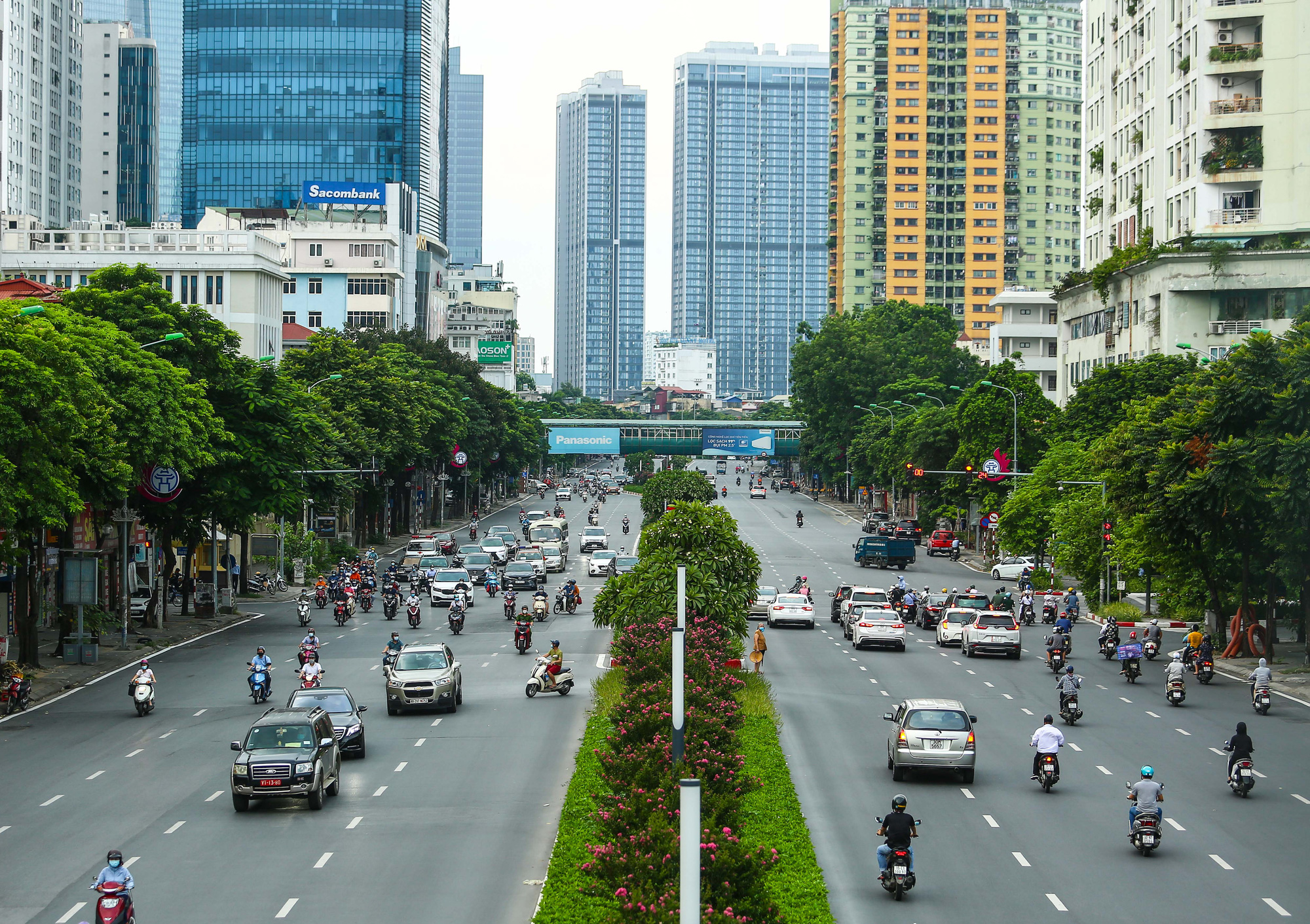 CLIP: Đường phố Hà Nội bất ngờ đông hơn trong ngày tròn 1 tháng giãn cách xã hội - Ảnh 5.