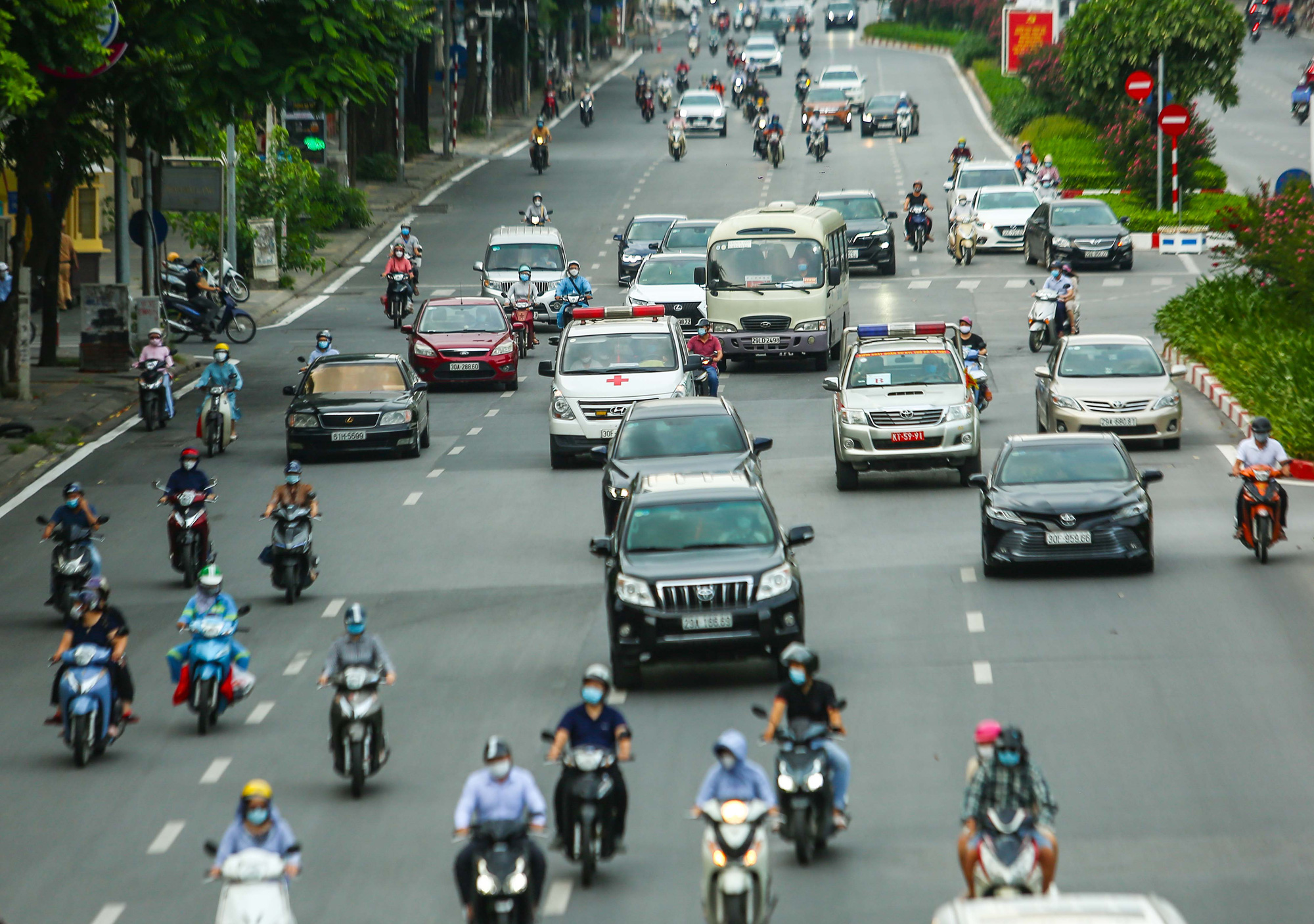 CLIP: Đường phố Hà Nội bất ngờ đông hơn trong ngày tròn 1 tháng giãn cách xã hội - Ảnh 7.