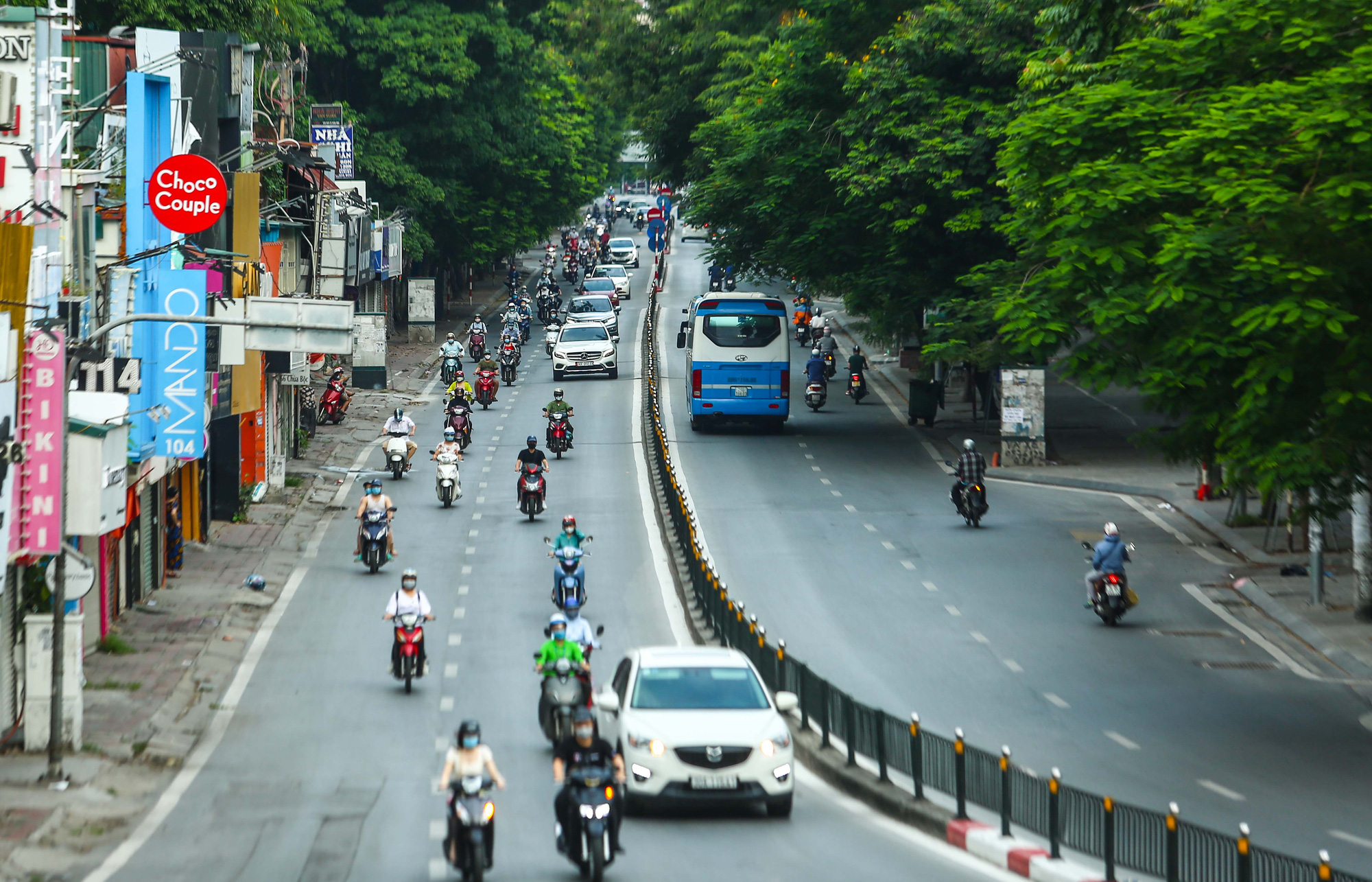 CLIP: Đường phố Hà Nội bất ngờ đông hơn trong ngày tròn 1 tháng giãn cách xã hội - Ảnh 10.
