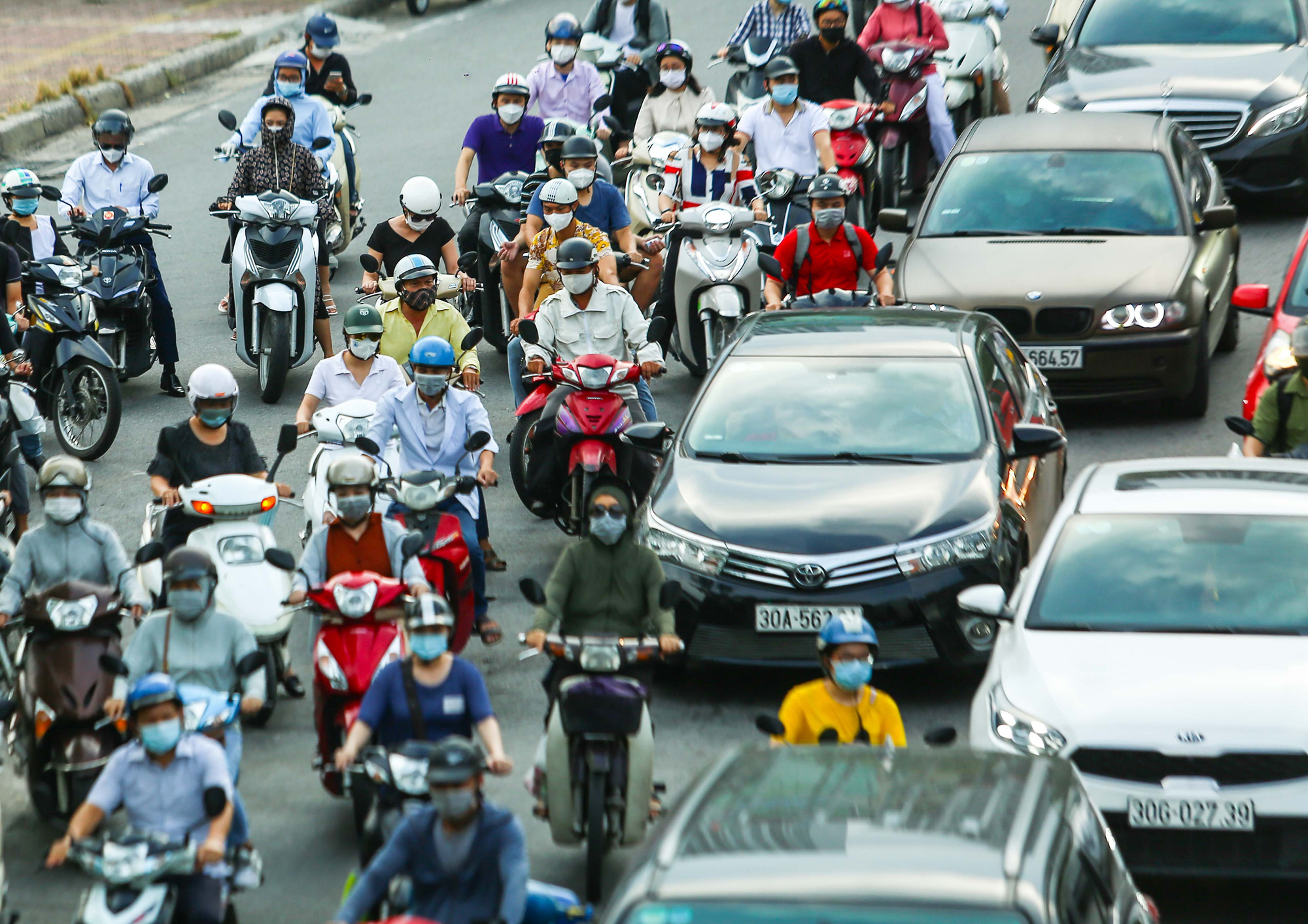 CLIP: Đường phố Hà Nội bất ngờ đông hơn trong ngày tròn 1 tháng giãn cách xã hội - Ảnh 8.