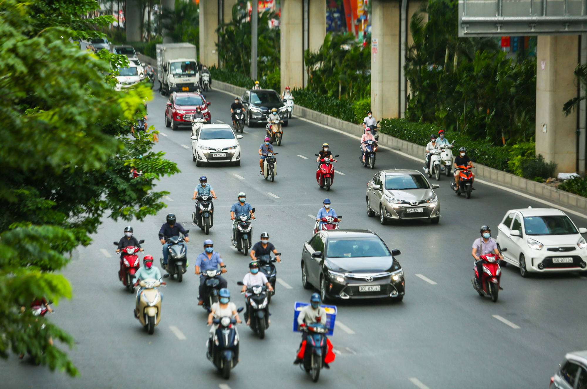 CLIP: Đường phố Hà Nội bất ngờ đông hơn trong ngày tròn 1 tháng giãn cách xã hội - Ảnh 4.