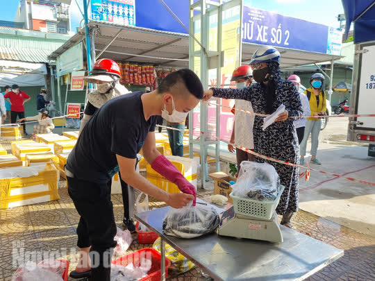 Đà Nẵng: Mở phiên chợ lưu động bán thịt cá tươi đến khu dân cư - Ảnh 4.